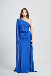 Abito da sera bluette, tessuto leggero, silhouette allungata, colletto scollo spalla singola.
