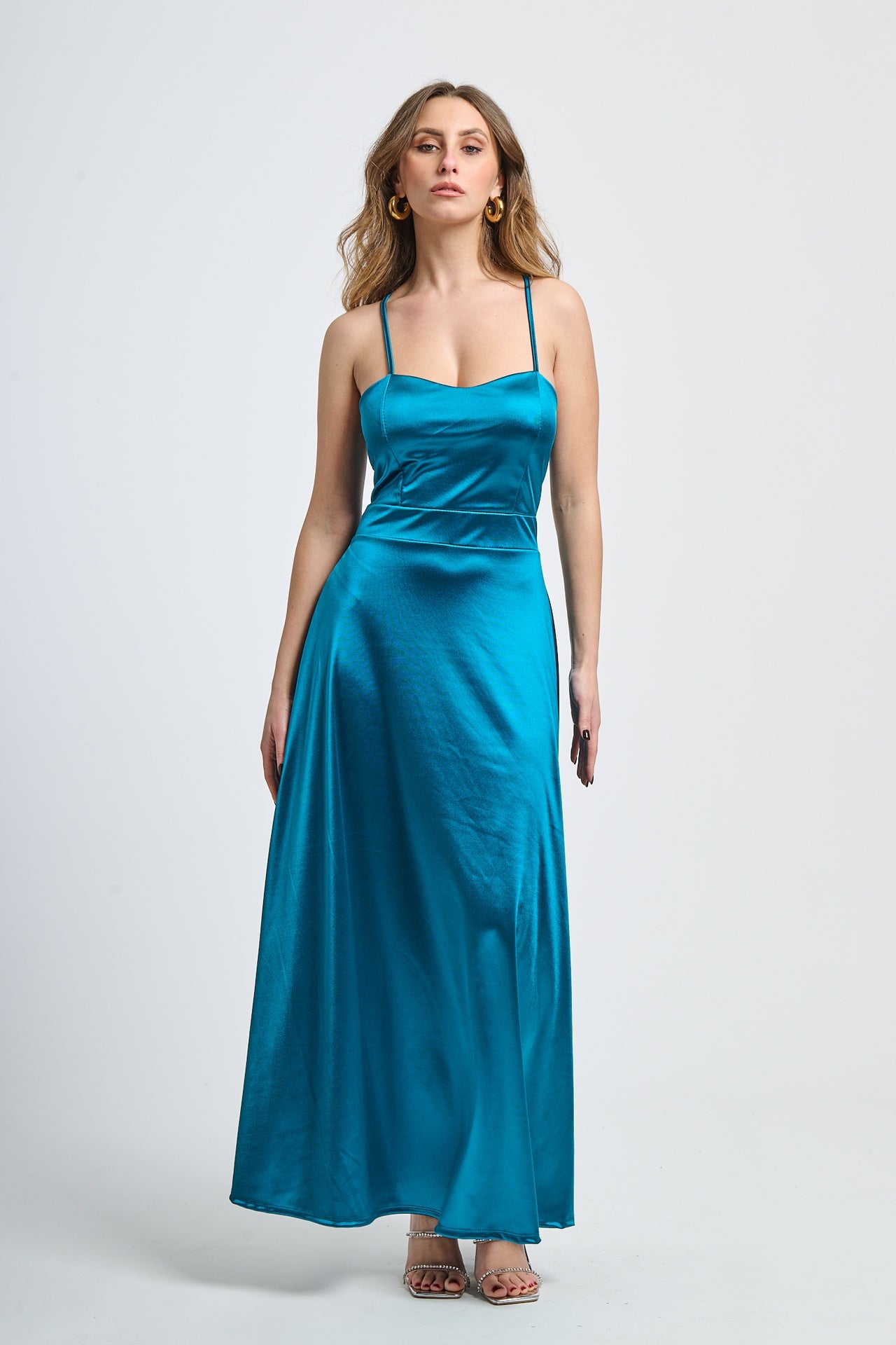 Abito elegante ottanio con raso satinato, spalline sottili e silhouette dritta, perfetto per eventi speciali e notturne