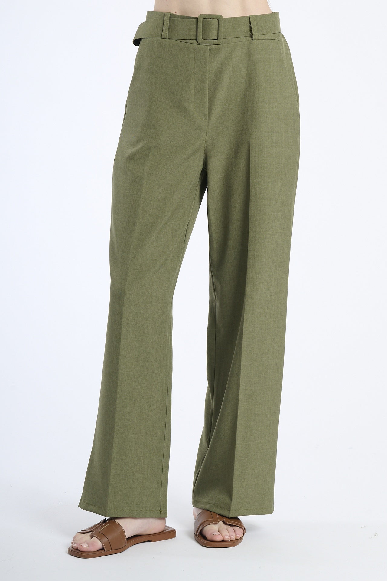 Pantaloni larghi color militare con cintura, taglio a zampa, abbinati a sandali.