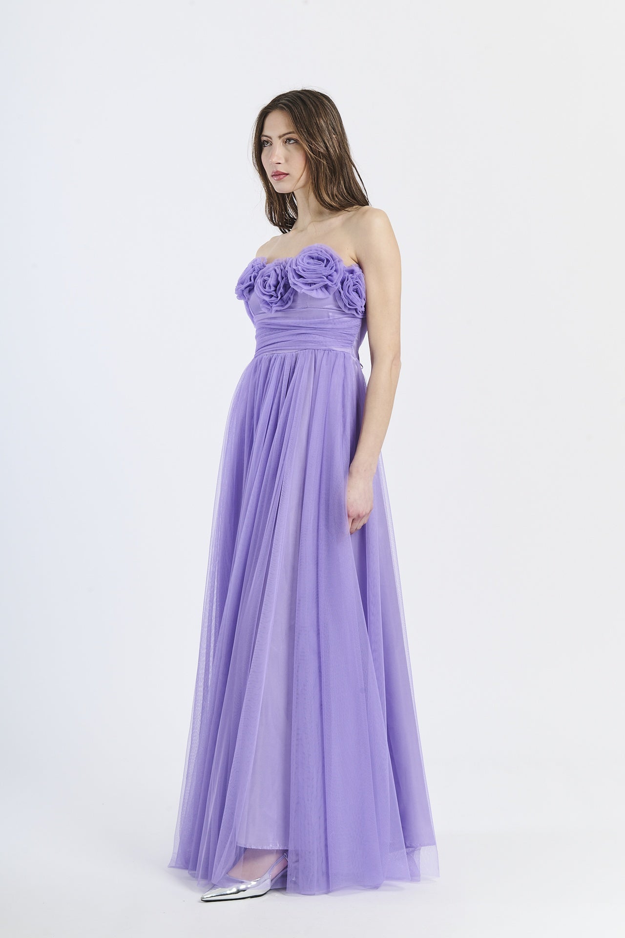 Abito da cerimonia lilla in tulle opulento, scollo a barca e gonna fluida, ideale per occasioni glamour e passionali
