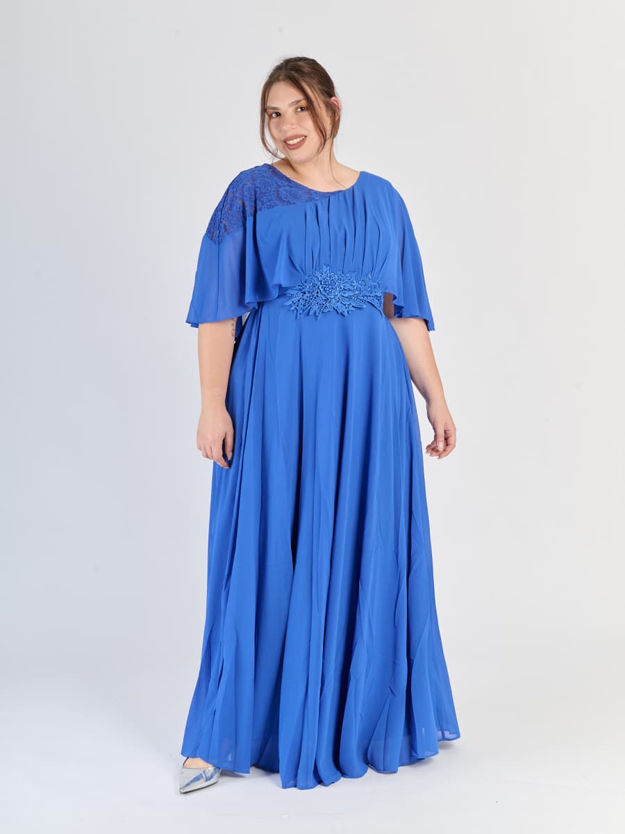 maniche ampie e finitura elegante