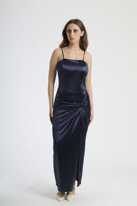 Vestito lungo in raso navy, strapless con nodo e spacco laterale