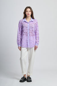 Camicetta lilla decorata, taglio ampio e delicata per il look.