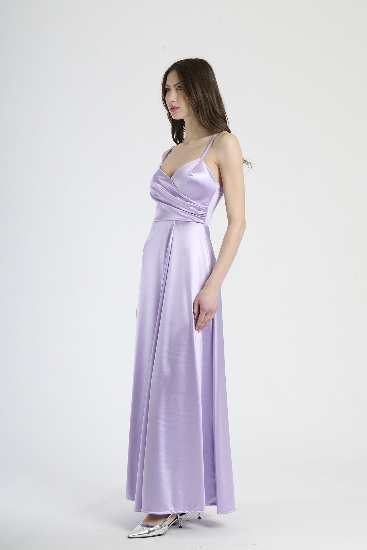 Abito da sera lilla, tessuto lustrato con dettagli plissé e silhouette slim