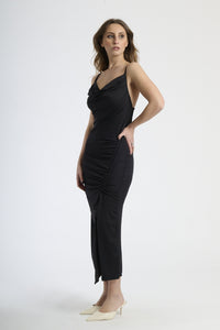 Abito stiloso nero, ideale per cerimonie e look sicuri ed eleganti.