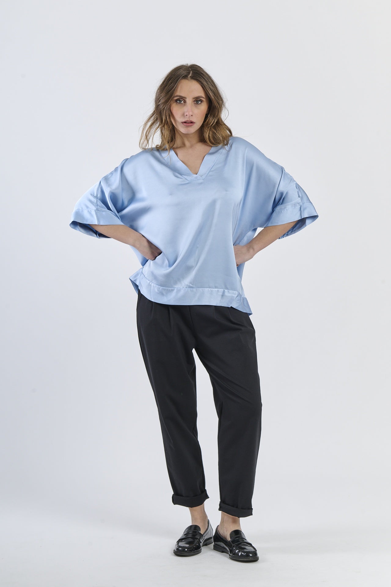 Tunica azzurra leggera in tessuto avvolgente