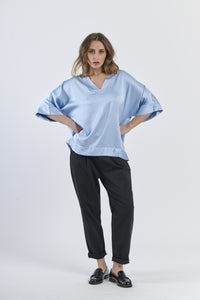 Tunica azzurra leggera in tessuto avvolgente