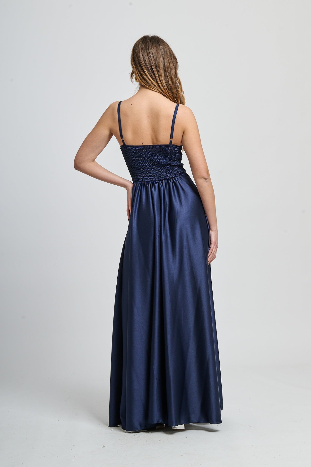 Abito elegante navy, tessuto satinato con falda ampia e fluida