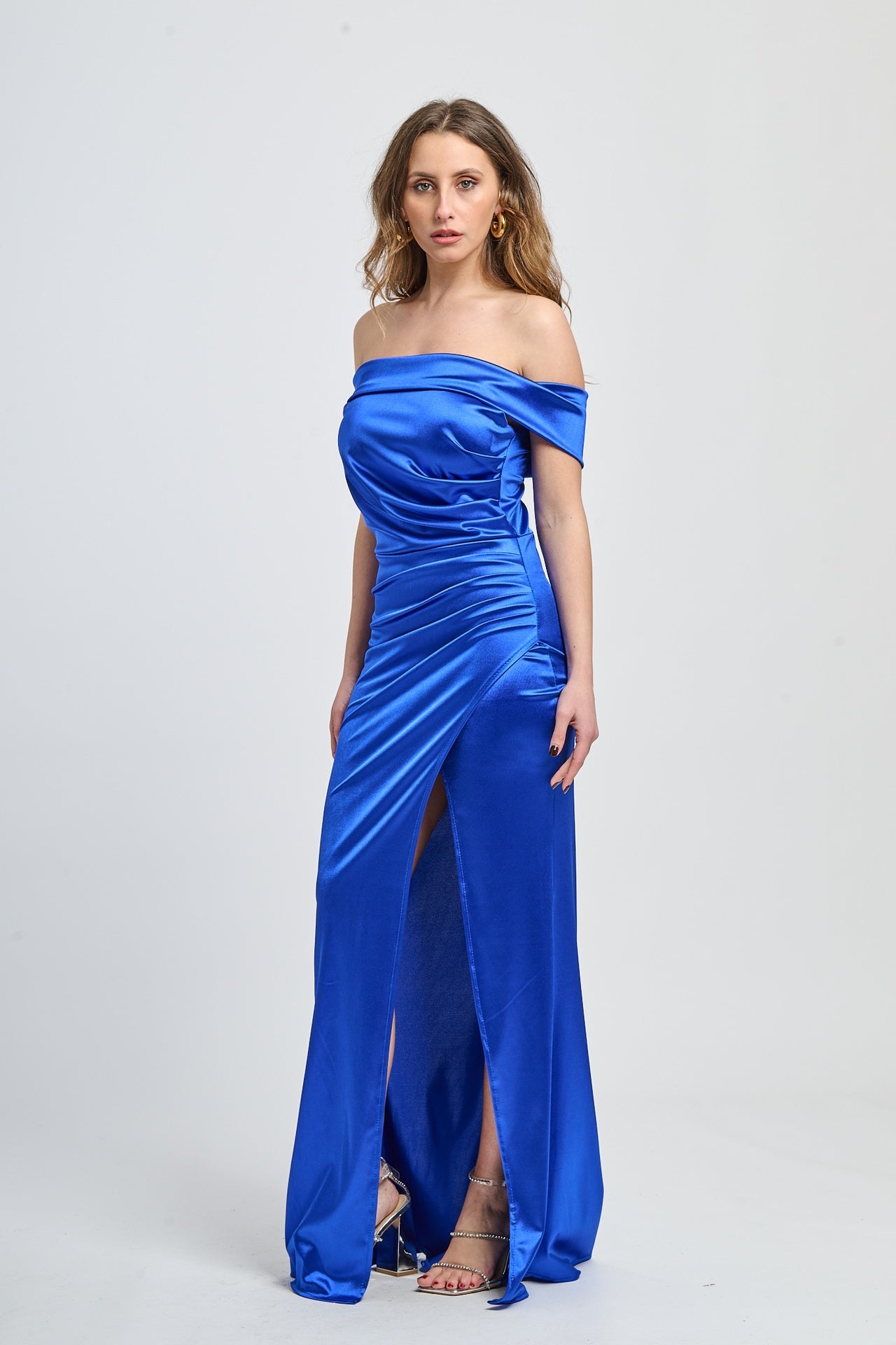 Abito elegante bluette con raso satinato, scollo a barca e slittino raffinato