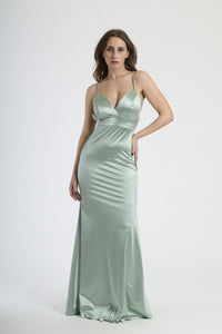 Outfit con abito salvia lungo, perfetto per un’atmosfera di calma e sofisticatezza.