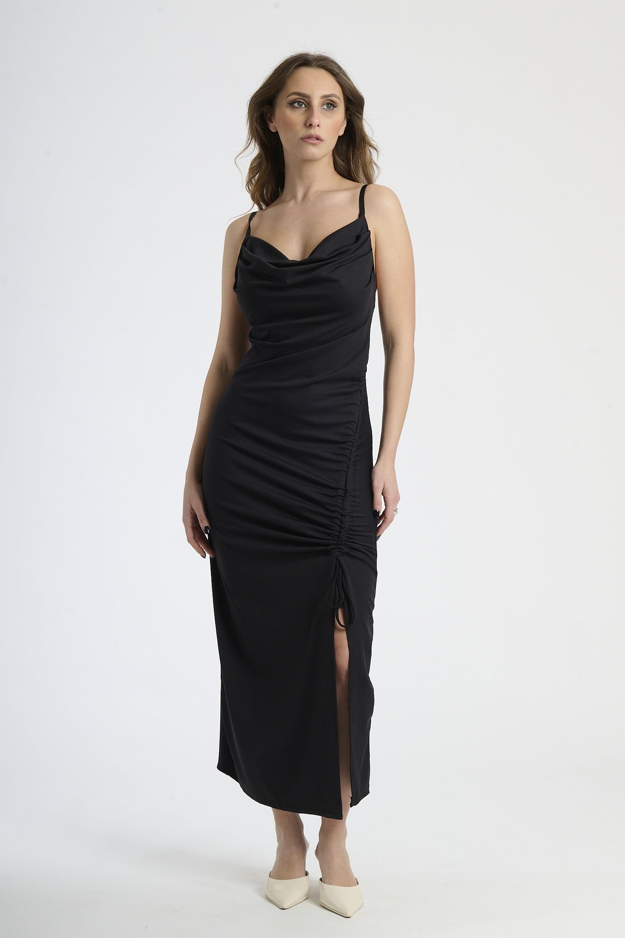 Abito lungo nero con bretelle sottili, ruches sul fianco e spalanca laterale, silhouette aderente.