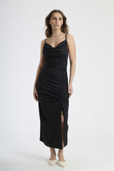 Abito lungo nero con bretelle sottili, ruches sul fianco e spalanca laterale, silhouette aderente.