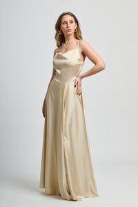 Abito formale beige in raso, ideale per cerimonie e eventi