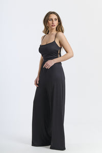 Tuta nera con spalline sottili, design intenso, atmosfera elegante