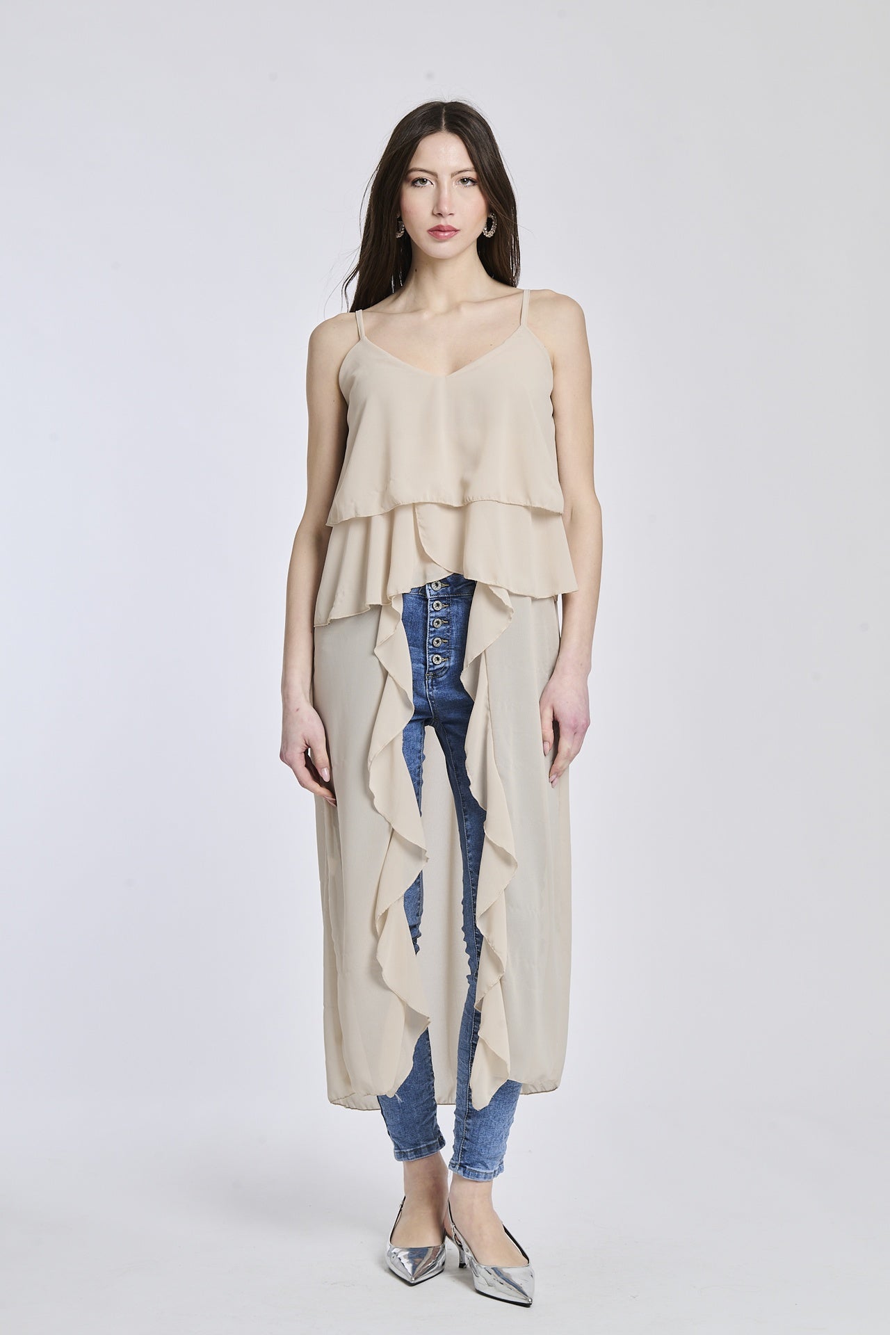 Un abito in beige con un taglio regolare, che si adatta a tutti i tipi di corpo e crea un look equilibrato.