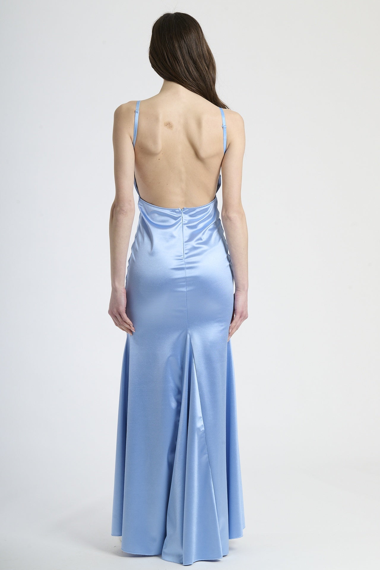 Modella indossa abito azzurro a spalline sottili, stile romantico e sofisticato.