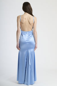 Modella indossa abito azzurro a spalline sottili, stile romantico e sofisticato.