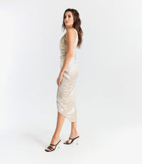 Abito da sera beige con scollo a V e fessura laterale raffinata