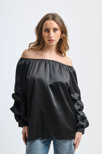 Blusa nera in seta, spalle scoperte, maniche volanti, atmosfera intensa