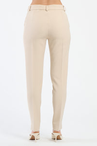 Pantaloni beige slim fit, eleganti e facili da abbinare.