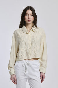 Camicia a righe blu scuro e bianco indossata dalla donna