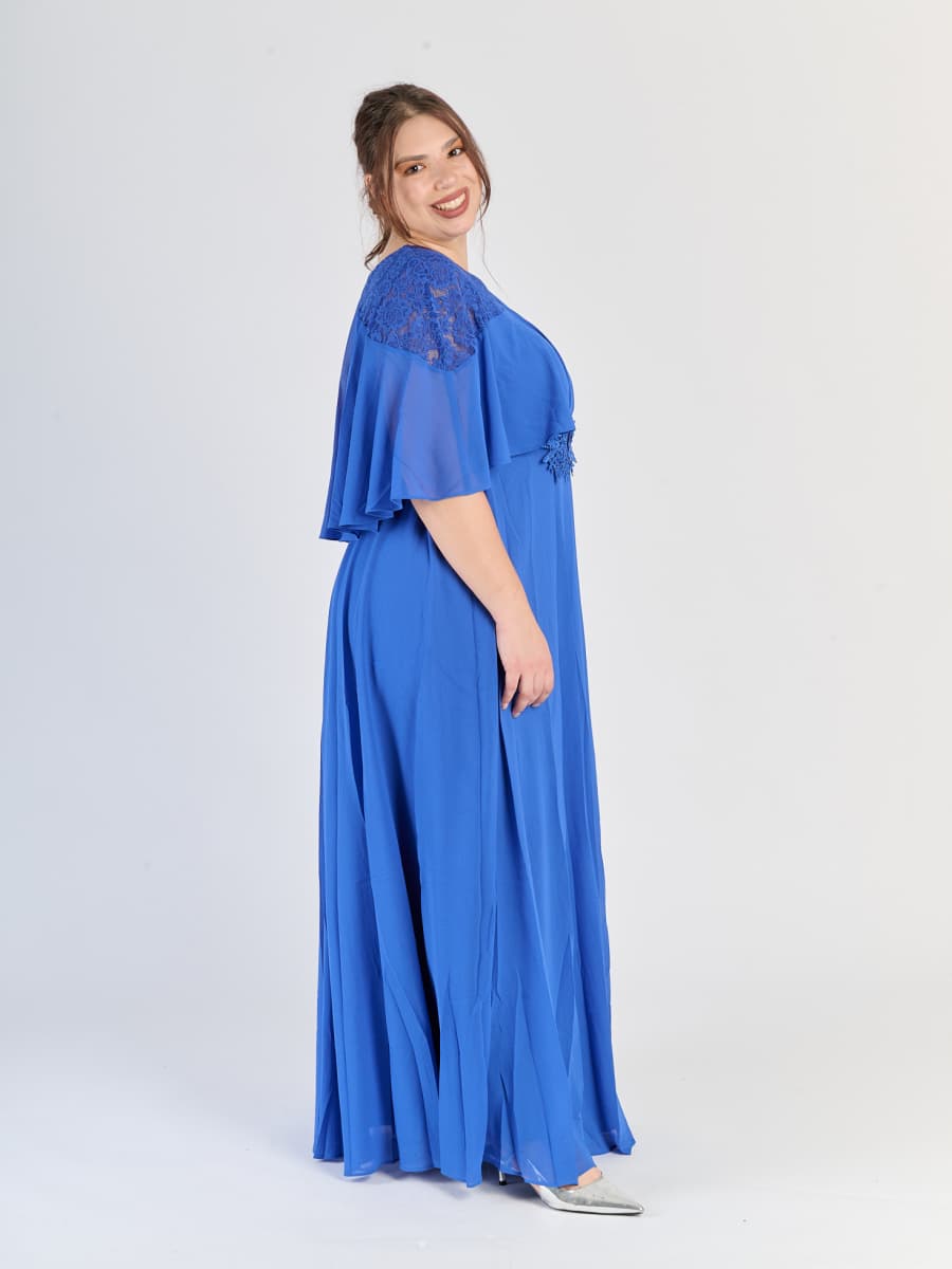Modello di abito plus size Bluette in raso con silhouette dritta