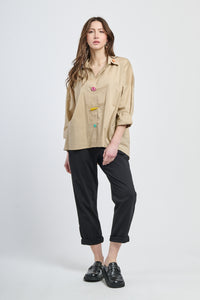 Camicia beige oversize con bottoni multicolori