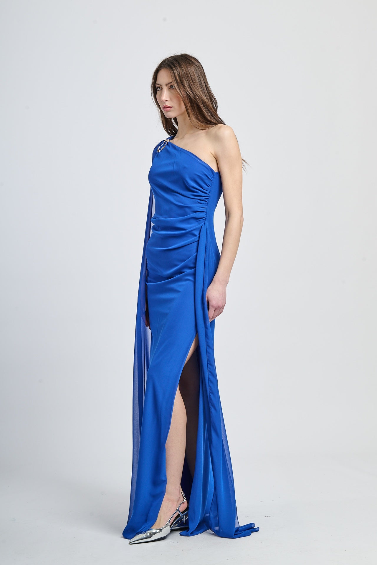 Abito elegante bluette, drappato, spalla unica, ideale per cerimonie o feste.