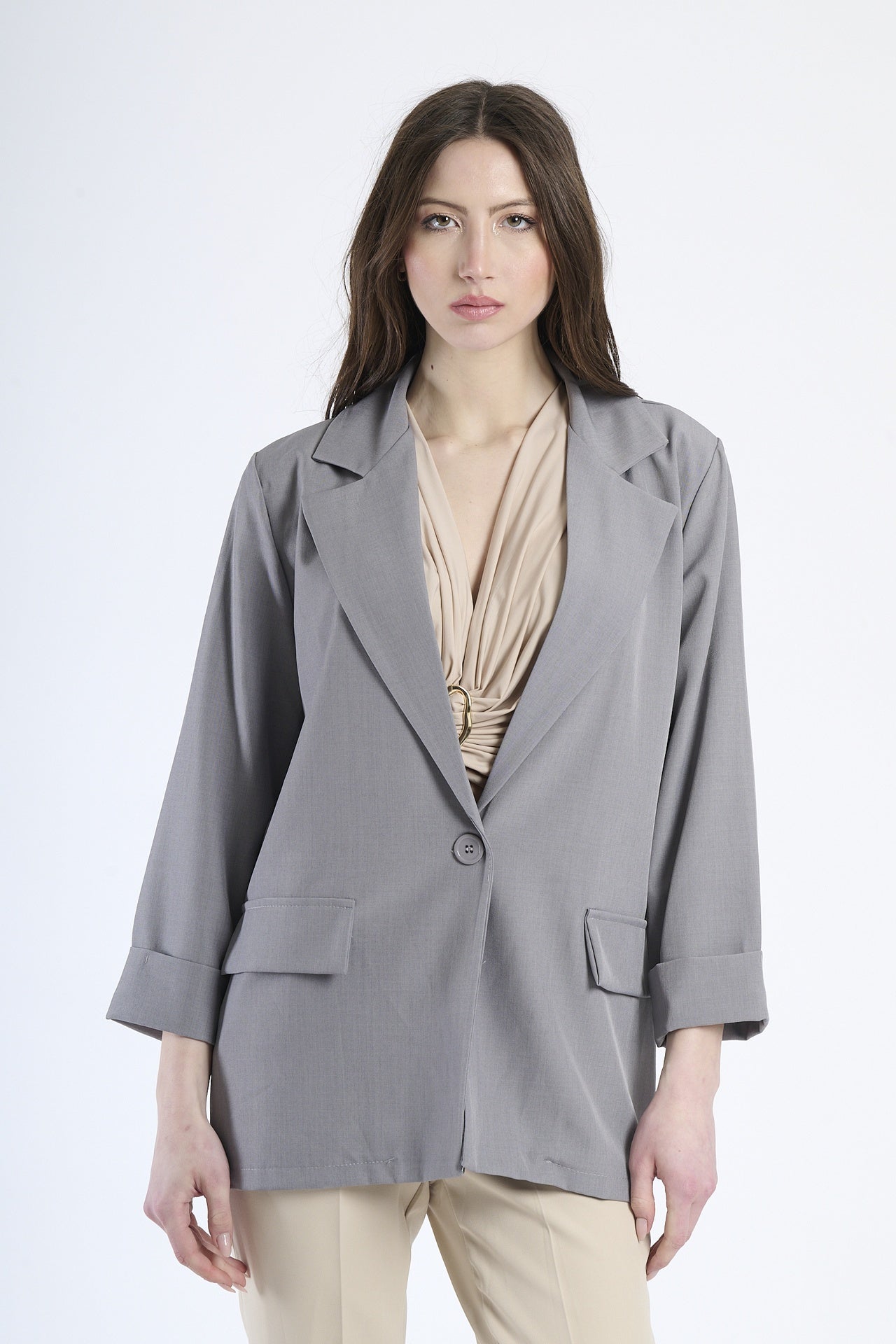 Blazer grigio su figura, rappresentazione di moda sofisticata.