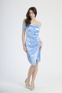 Outfit con abito azzurro corto, perfetto per un look leggero e accattivante.