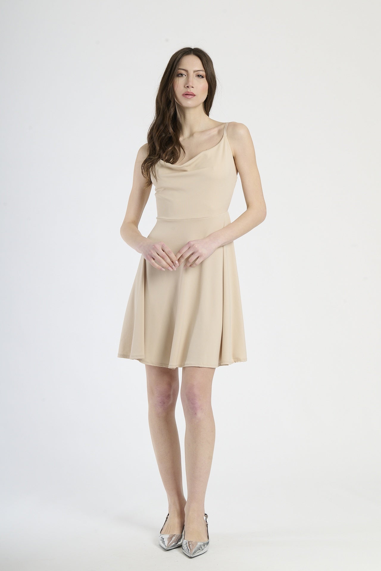 Abito corto con bretelle sottili, taglio a campana in colore beige
