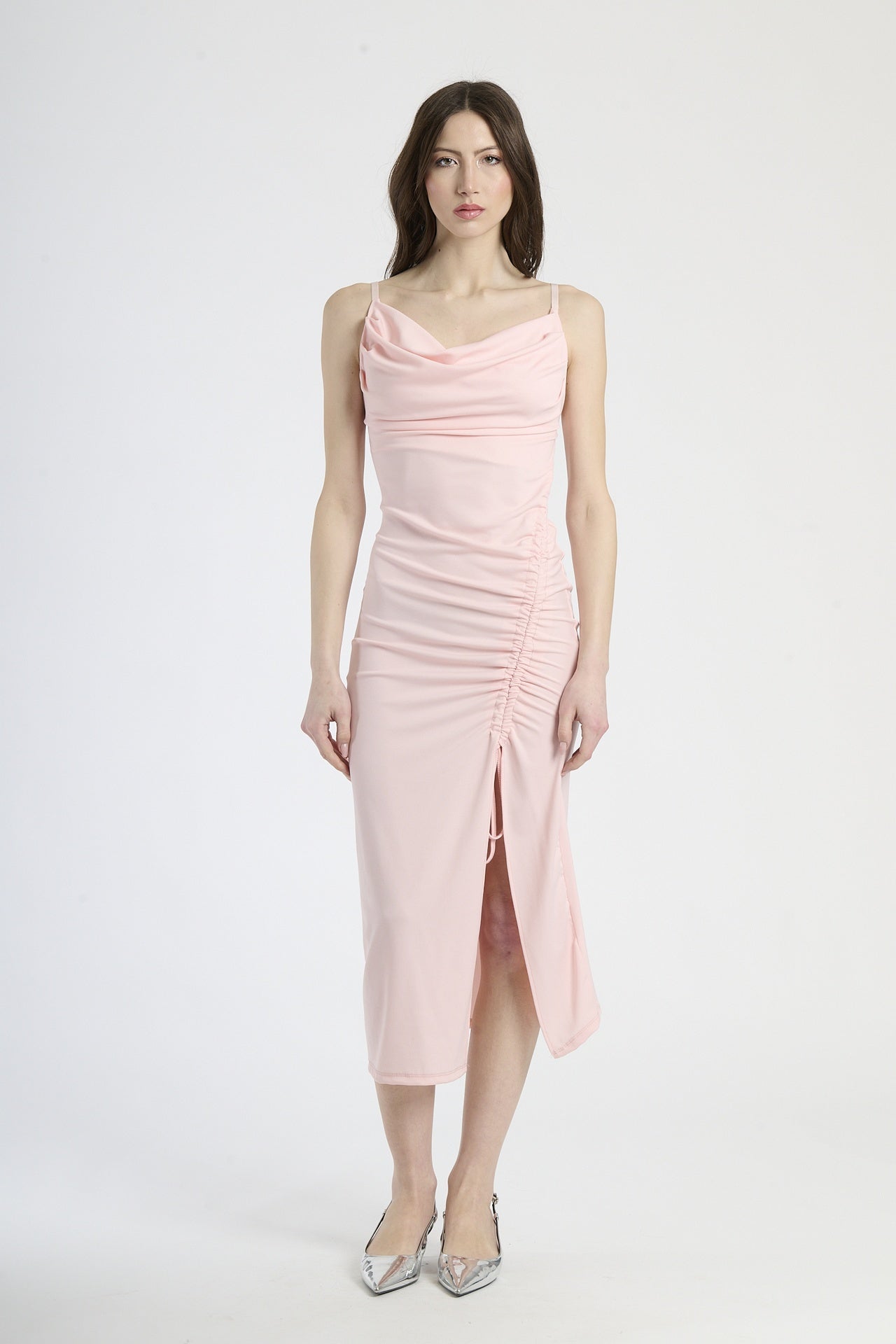 Moda donna: abito rosa elegante, taglio lungo con bretelle sottili e dettagli ruches.