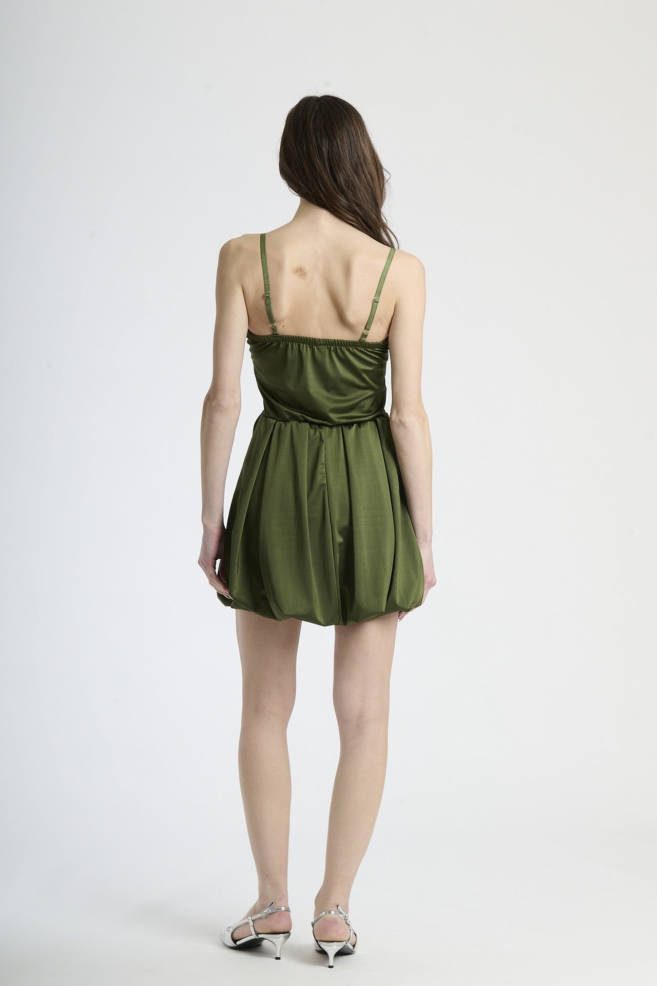 Vestito militare in tessuto opaco, taglio corto con bretelle sottili, trendy per l’estate.