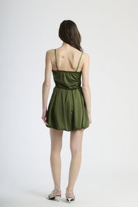 Vestito militare in tessuto opaco, taglio corto con bretelle sottili, trendy per l’estate.