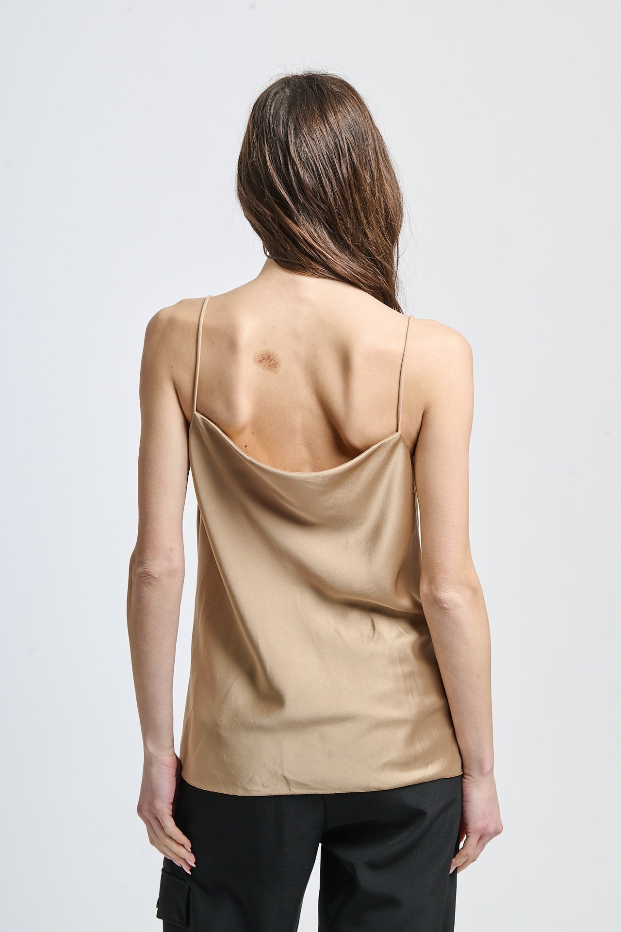 Canotta beige minimalista concollezione classica