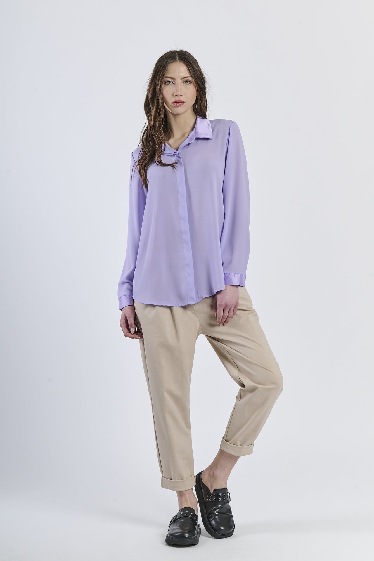 Camicia lilla oversize con colletto, delicata e romantica