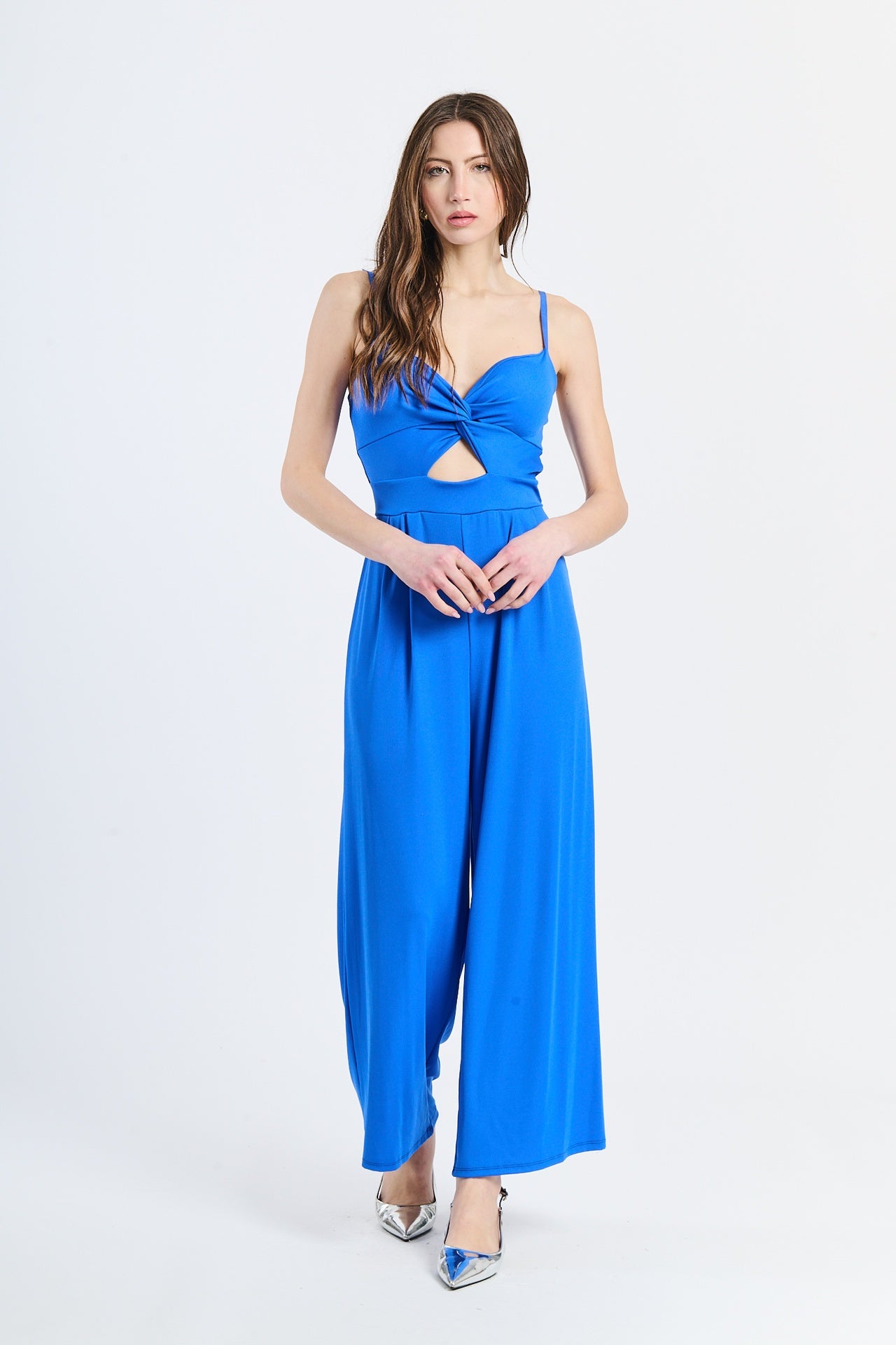 Tuta intera bluette con bretelle sottili e taglio cut-out romantico