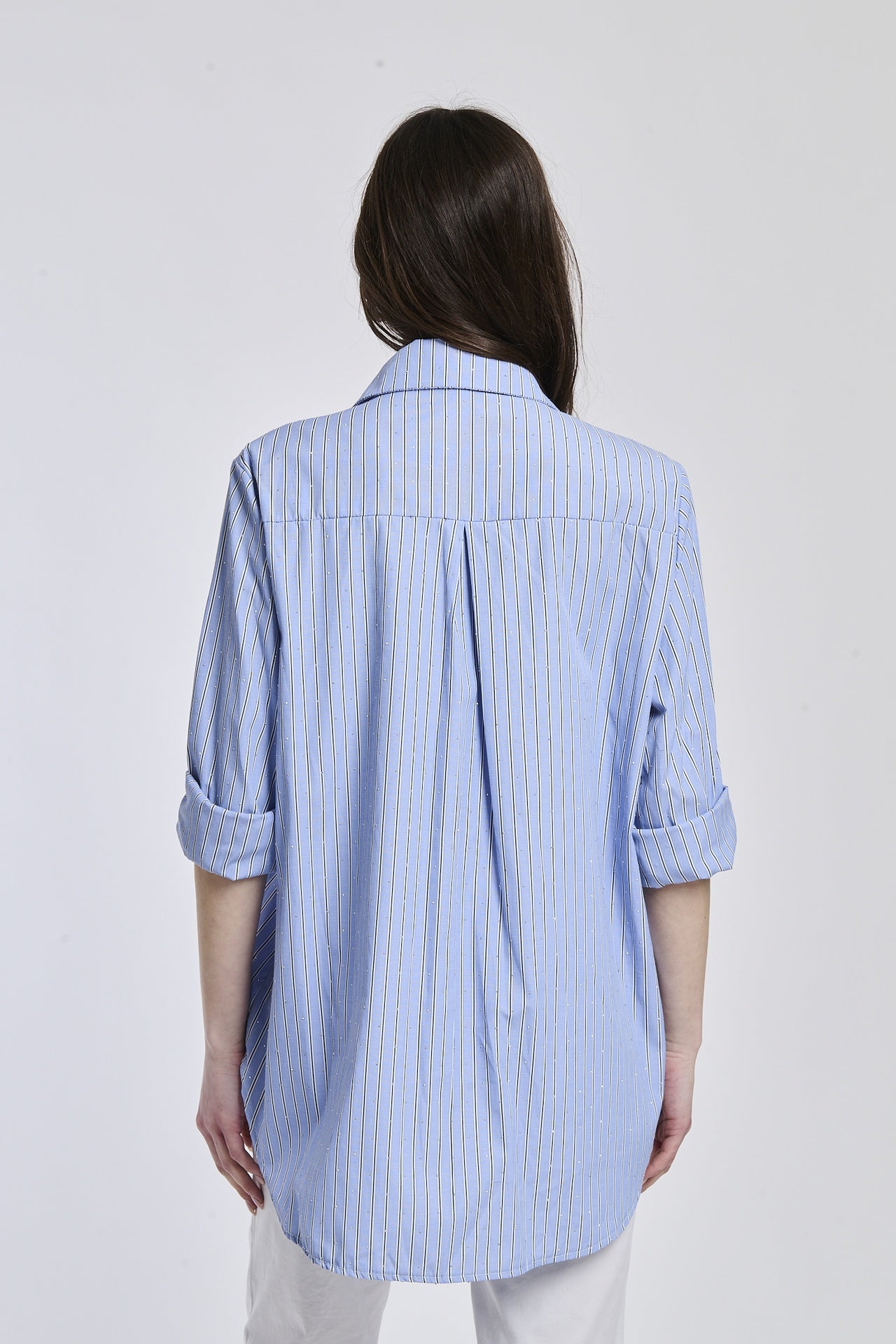Camicia oversize a righe blu e bianche, colletto a camicia, maniche arrotolate, ideale per un look rilassato.