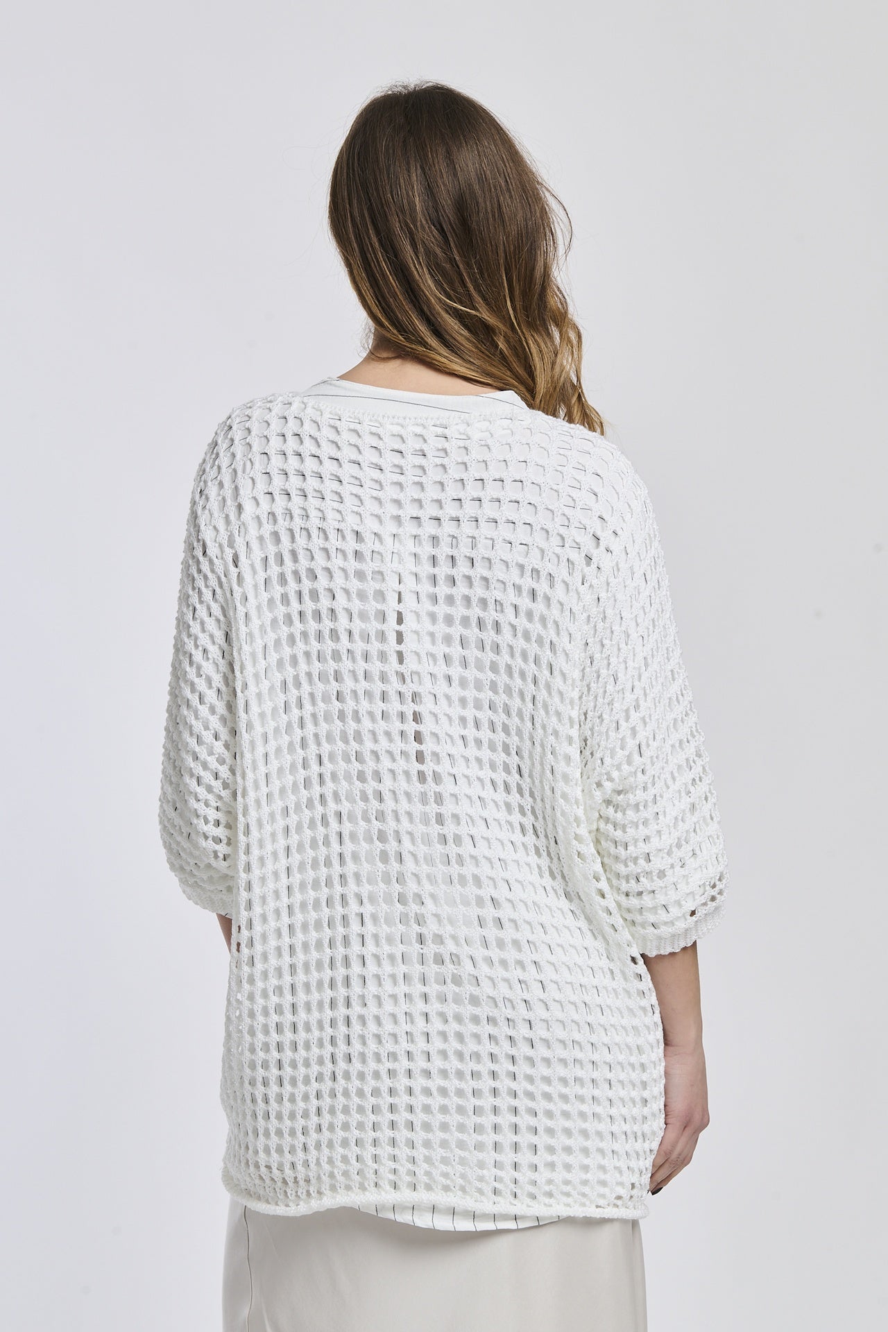 Maglione bianco oversize in tricot traslucido, stile elegante e minimal