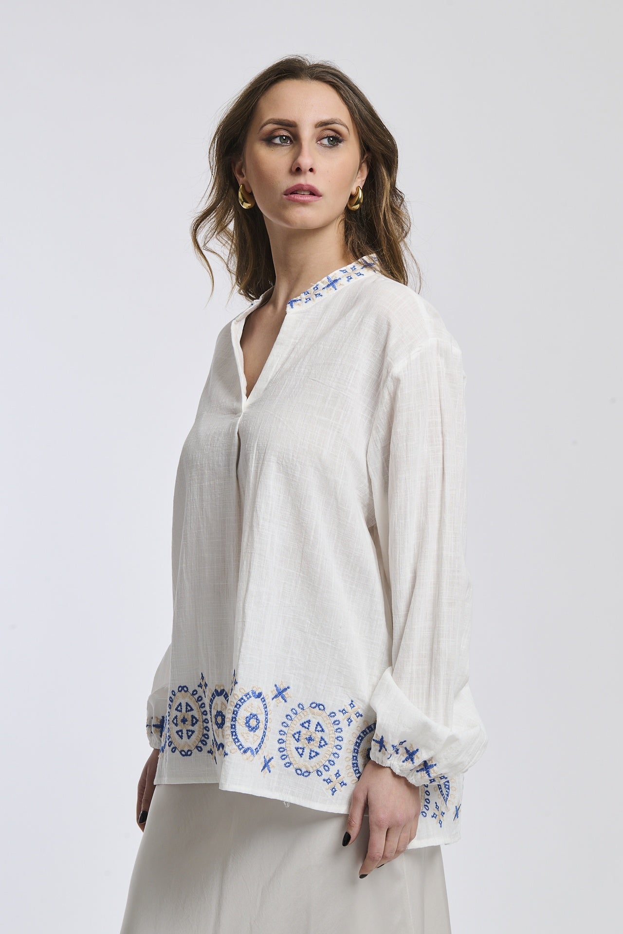 La giacca marrone di lana con maniche a muffa e bottoni decorativi