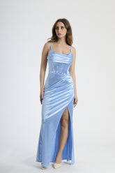 Vestito lungo in raso azzurro, spalline sottili e scollatura a cuore