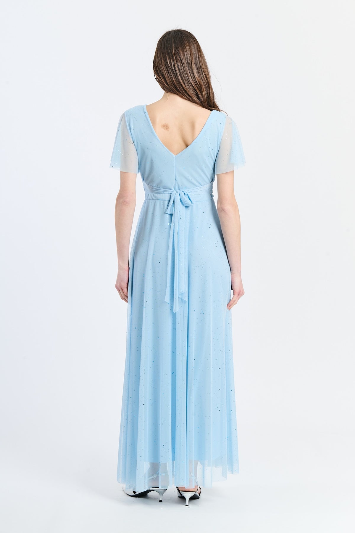 Lungo vestito azzurro in tulle, design a V romantico