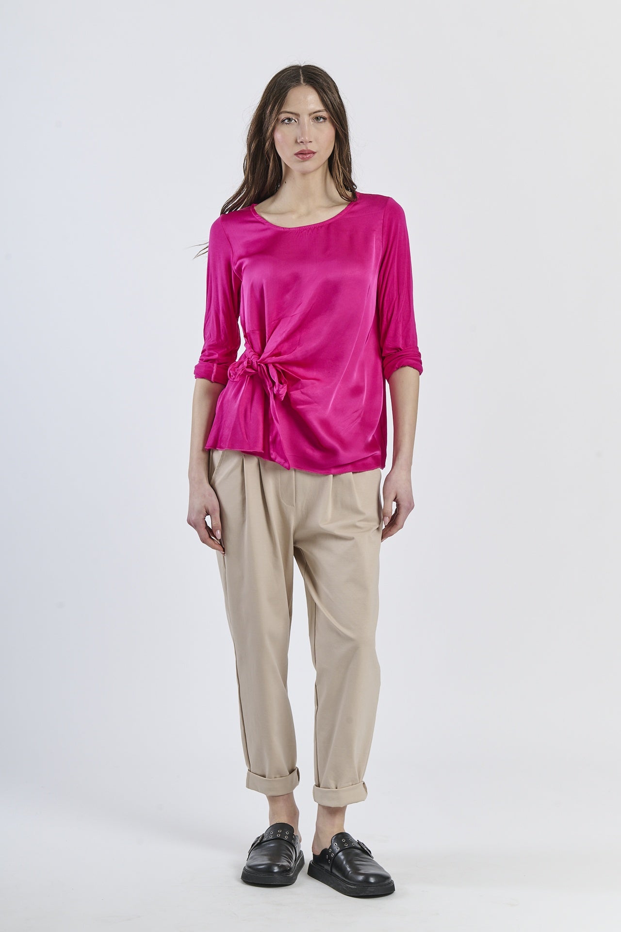 Blusa fuxia oversize con nodo, impatto visivo forte e vibrante