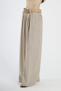 Pantaloni tabacco con coulisse alta, abbigliamento dal tocco autunnale.