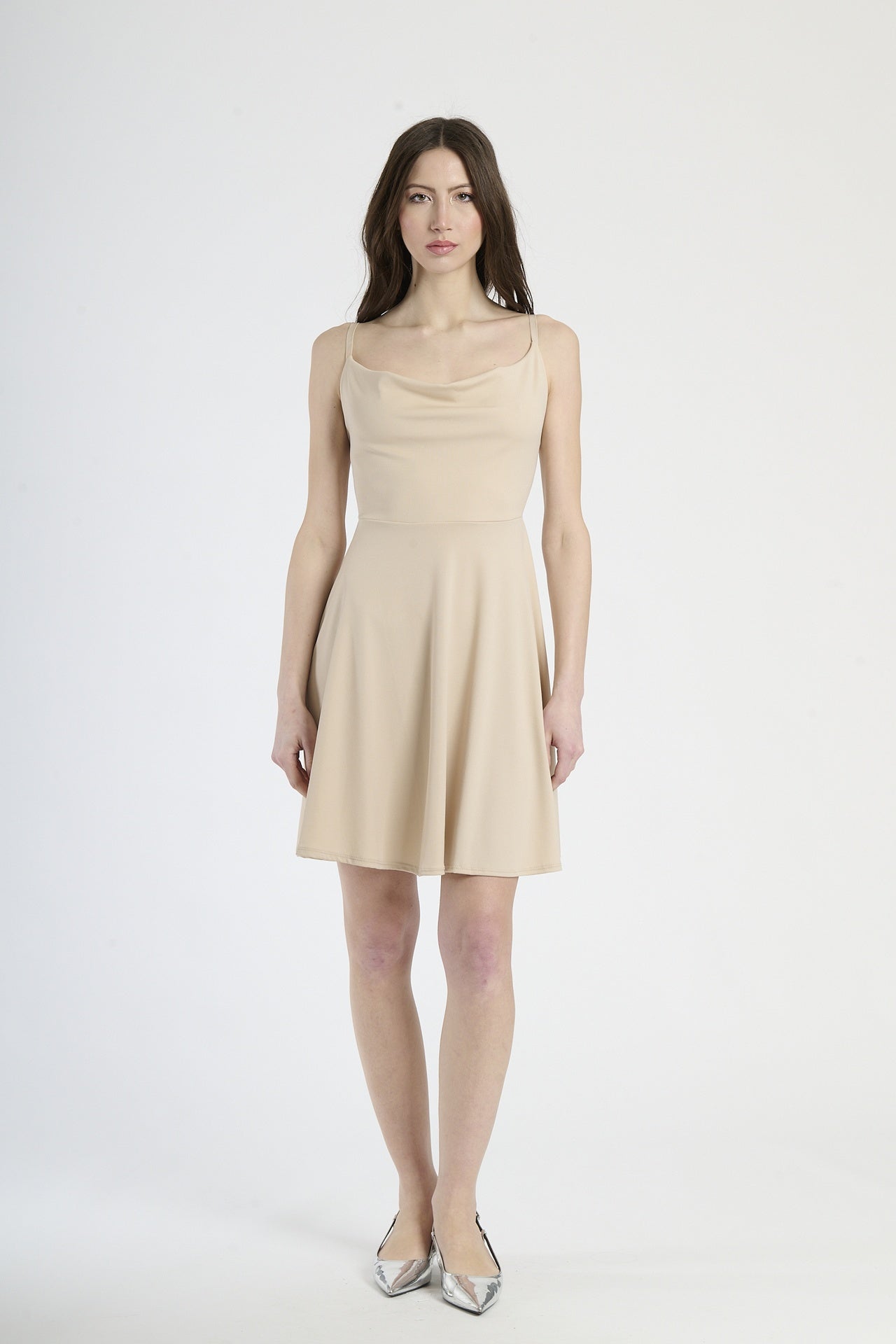 Abito estivo beige, tessuto fluido con drappeggi leggeri e lunghezza midi