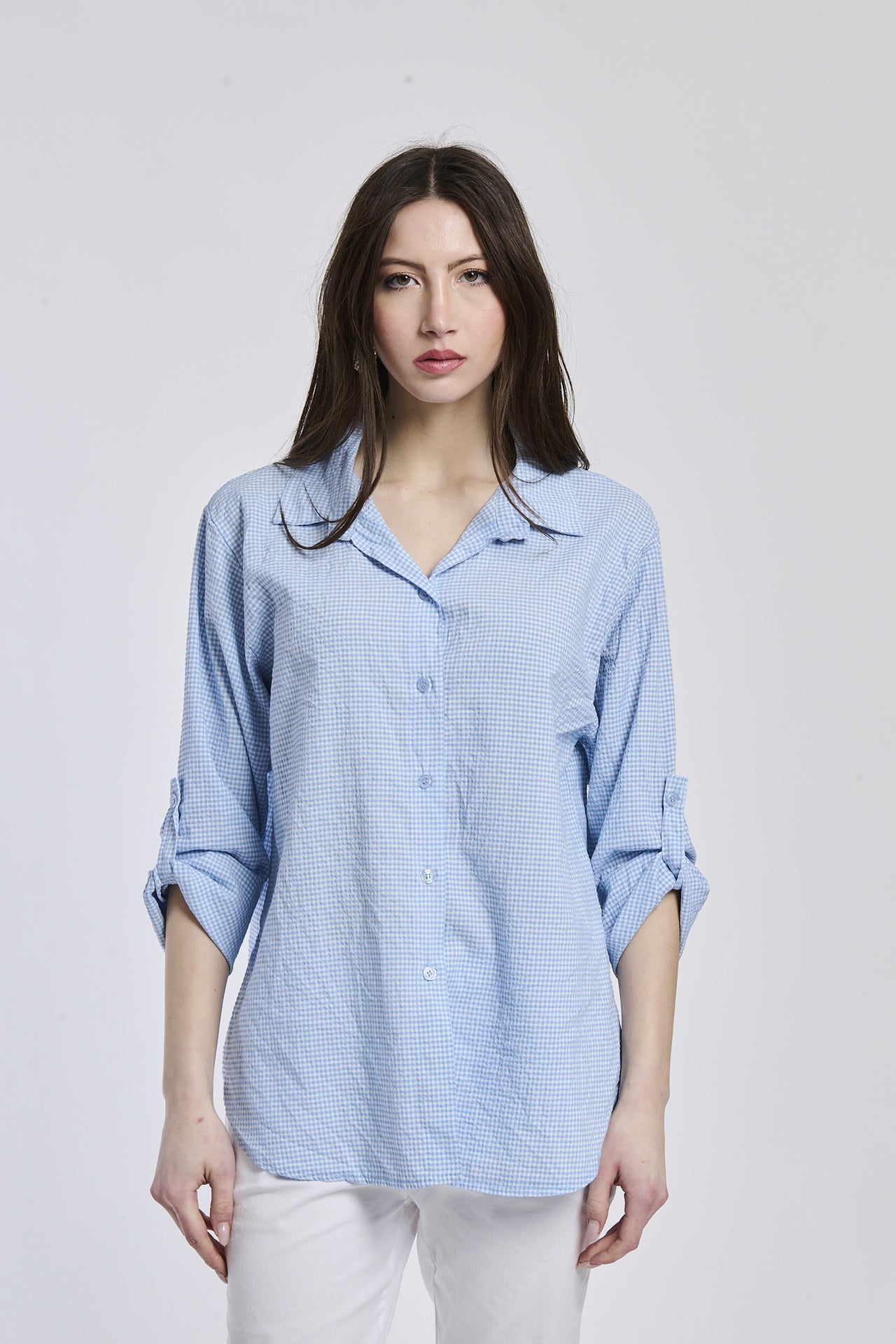 Camicia azzurra con collo a V, maniche 3/4, perfetta per un look quotidiano.