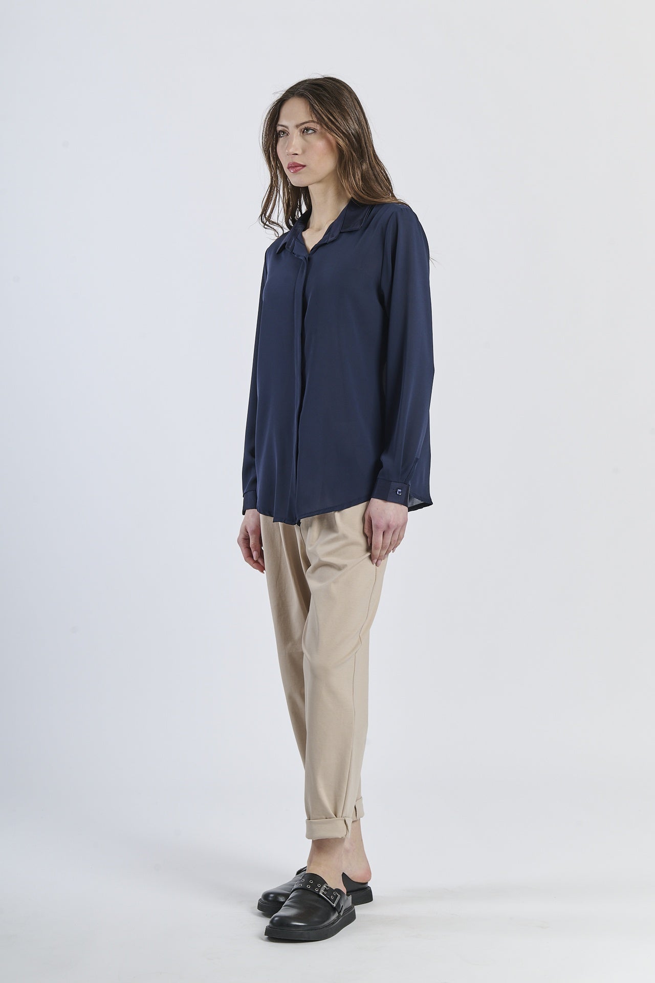 Outfit con camicia navy e pantaloni neri, look marino