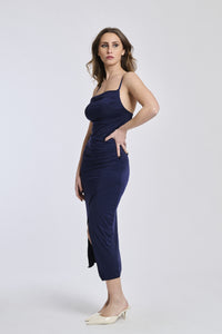 Abito navy aderente, spalline sottili e apertura laterale, ideale per un look elegante e professionale.
