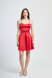 Abito rosso satinato, gonna a campana, eleganza vibrante