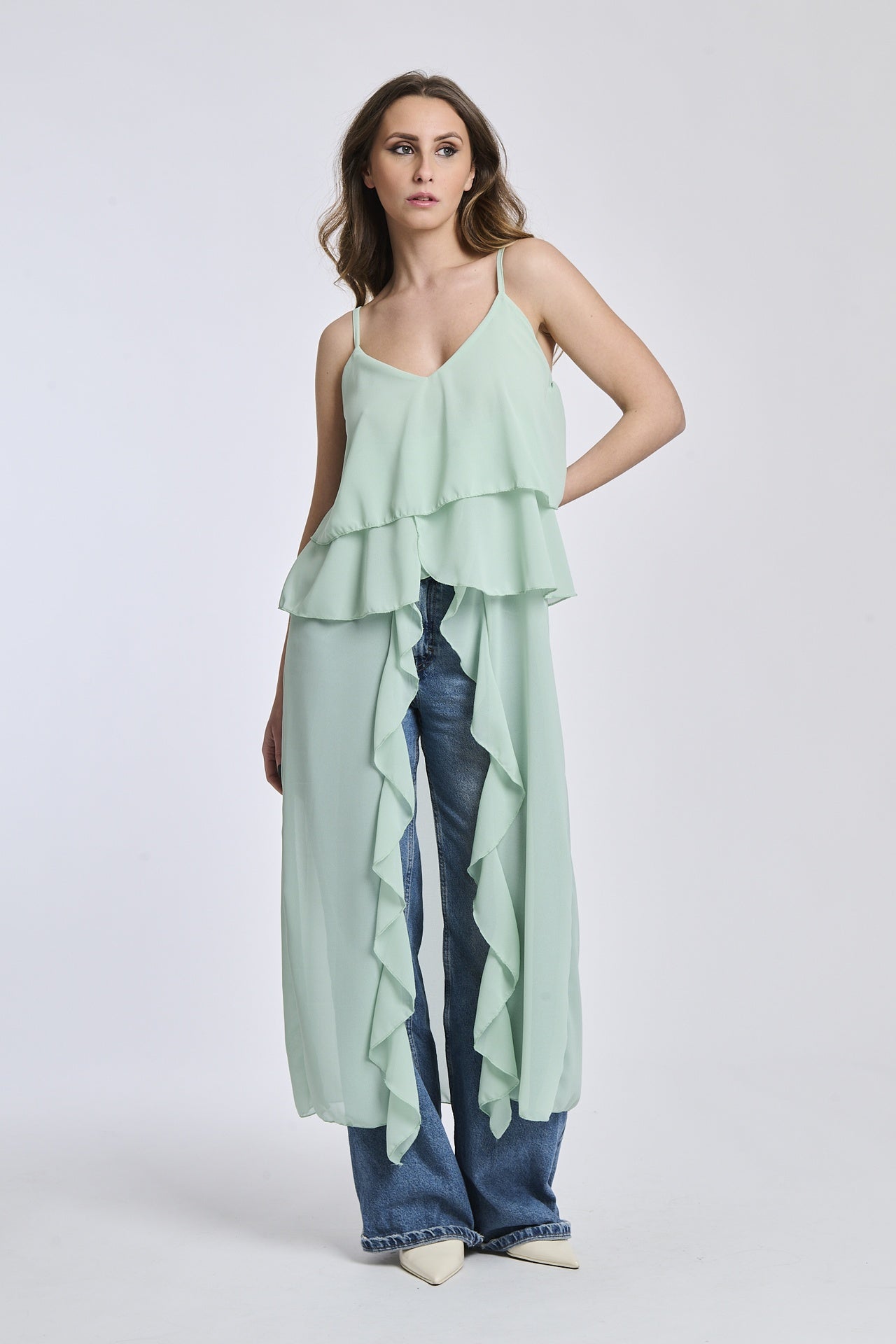 Un abito in salvia con dettagli in cotone, che crea un look autentico e rustico.